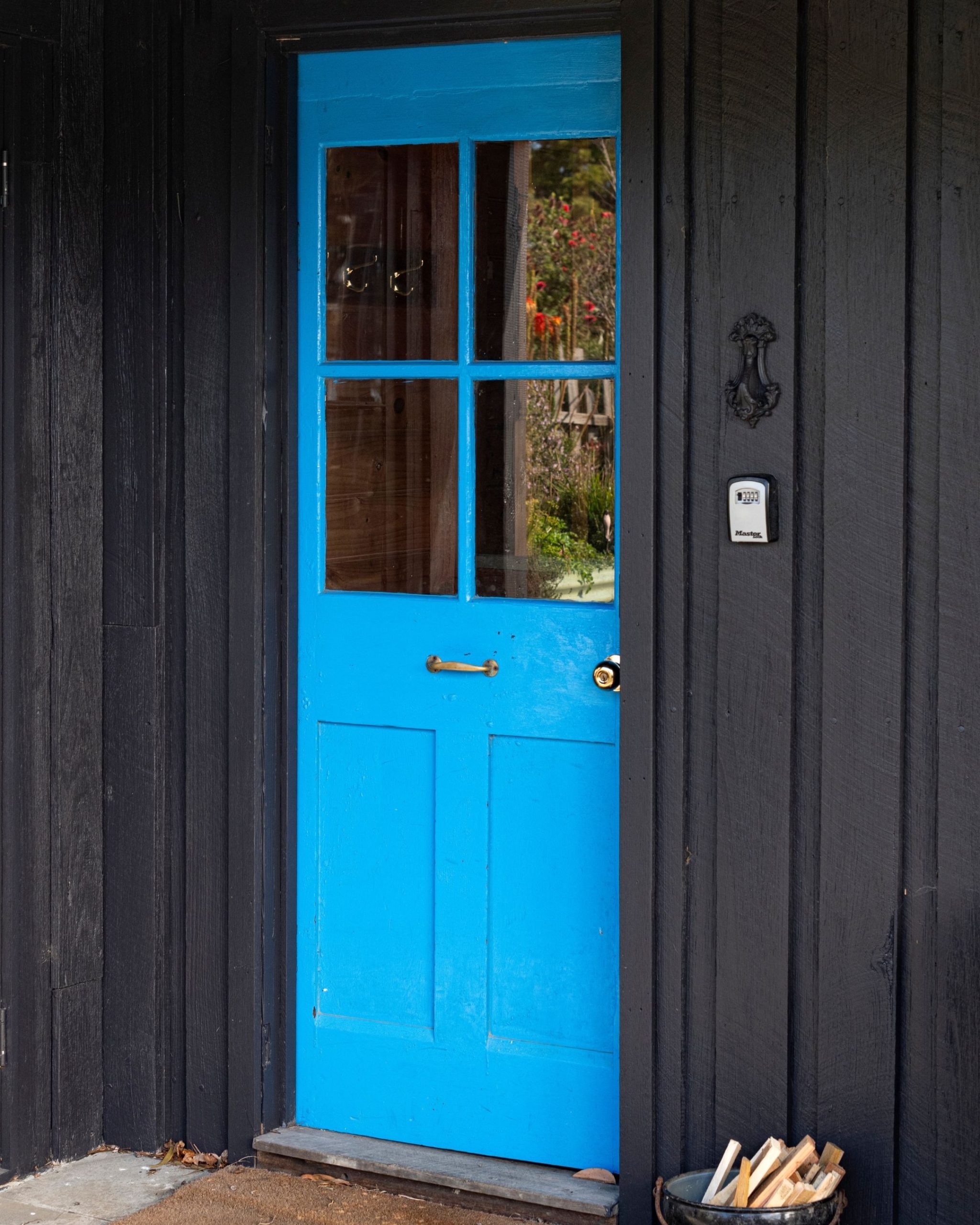 long-tide-retreat-internal-cabin-portrait-image-5